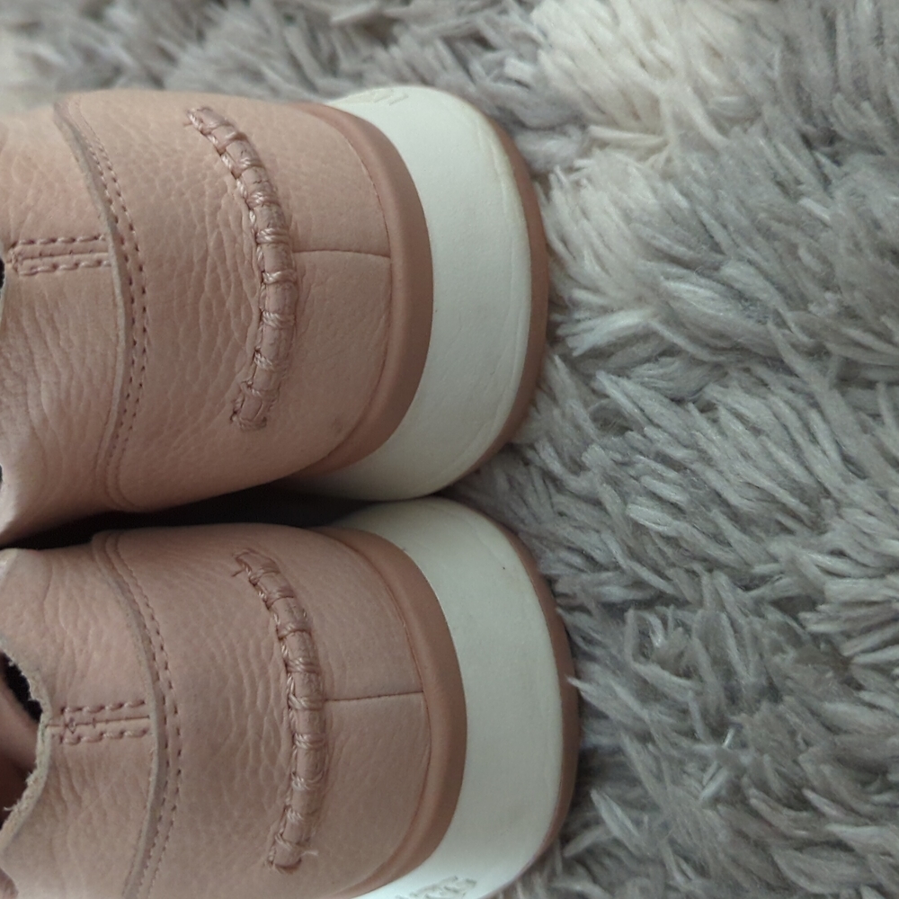 UGG womens size 8 leather sneaker Pk4 - Picture 4 of 11